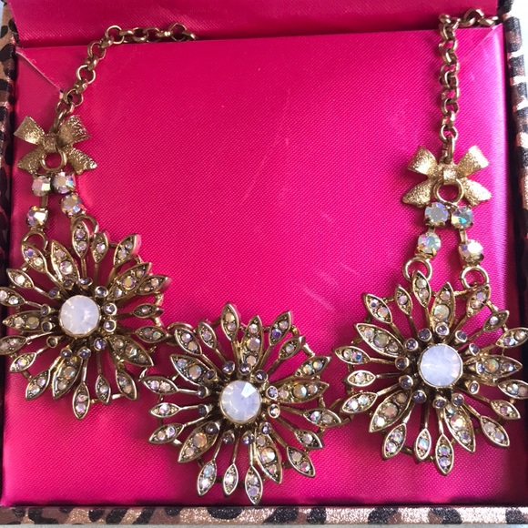 Betsey Johnson necklace - Picture 2 of 7